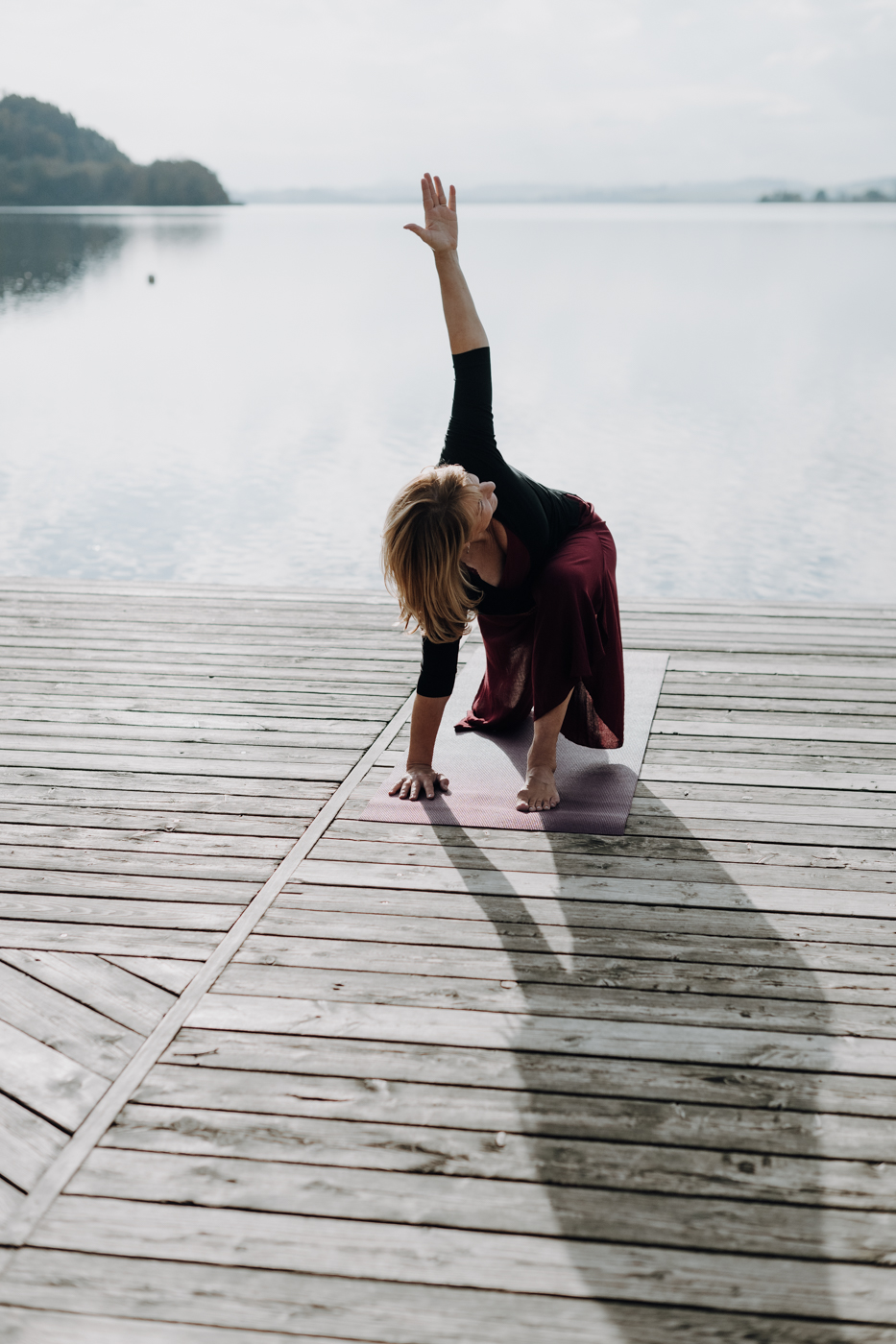 Gedrehter Halbmond-Ausfallschritt - stärkt Herzchakra